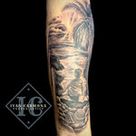 Silhouette Tattoo Of A Child On The Beach In Paradise With Sun Rays, Palm Trees, And Seashells On The Forearm With Black And Gray Ink Tatuaje De Silueta De Una Infancia En La Playa Con Rayos De Sol, Palmeras Y Conchas Marinas En El Antebrazo Con Tinta Negra Y Gris